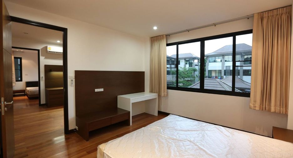 For rent 4 bedrooms house in Watthana, Bangkok
