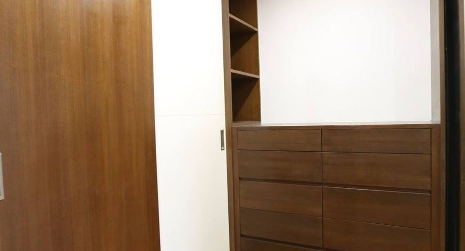 For rent 4 bedrooms house in Watthana, Bangkok