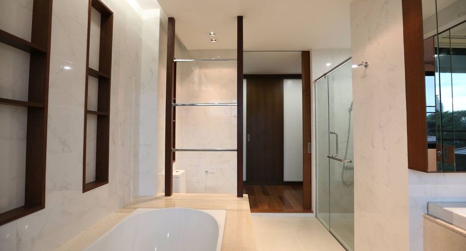 For rent 4 bedrooms house in Watthana, Bangkok