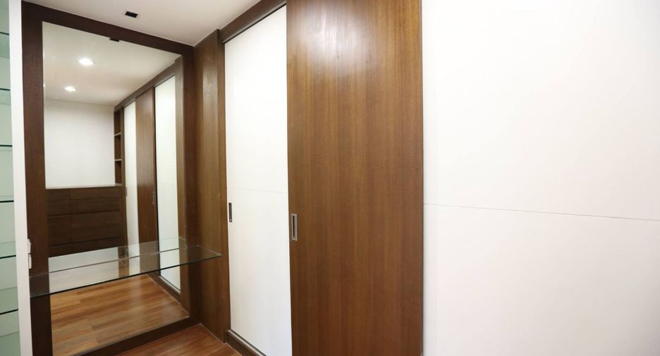 For rent 4 bedrooms house in Watthana, Bangkok