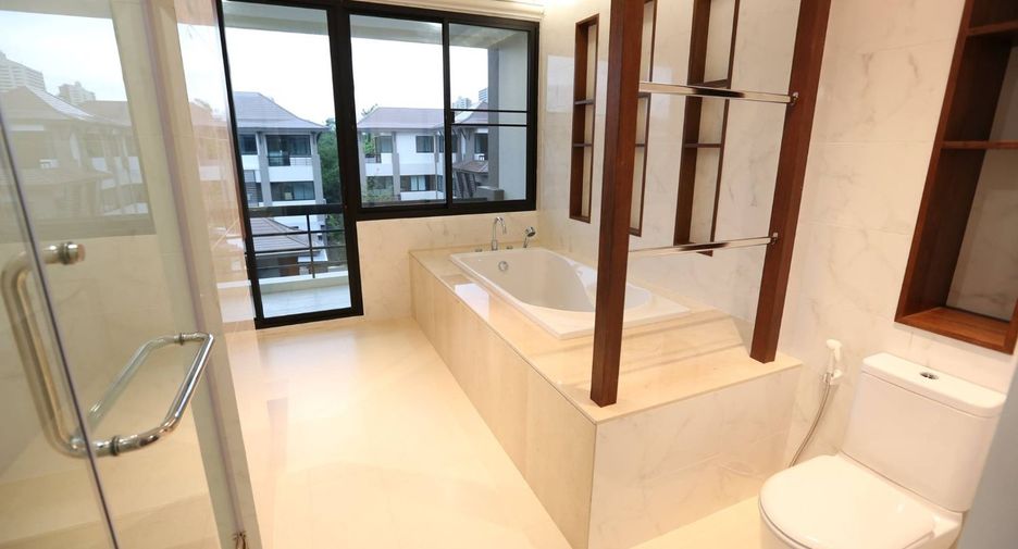 For rent 4 bedrooms house in Watthana, Bangkok