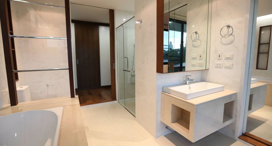 For rent 4 bedrooms house in Watthana, Bangkok