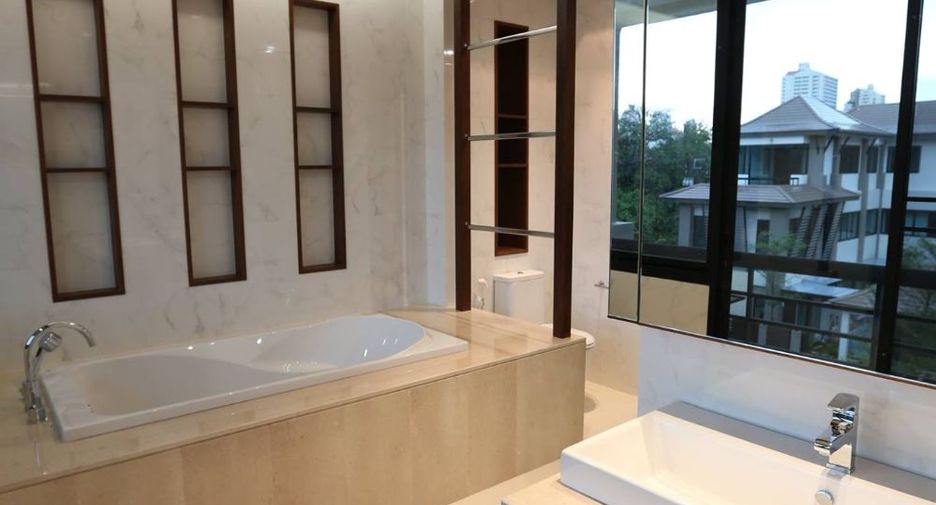 For rent 4 bedrooms house in Watthana, Bangkok