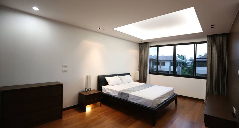 For rent 4 bedrooms house in Watthana, Bangkok