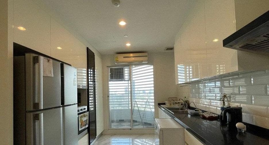 For rent 4 bedrooms apartment in Khlong Toei, Bangkok