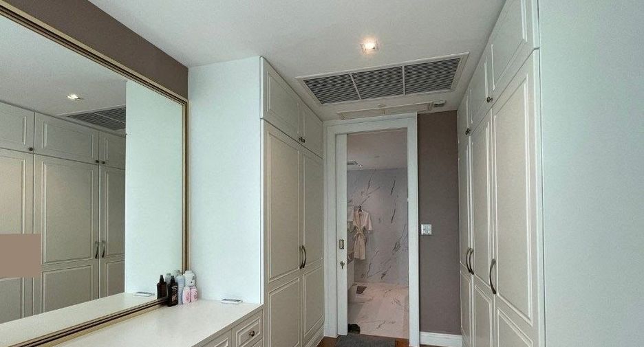 For rent 4 bedrooms apartment in Khlong Toei, Bangkok