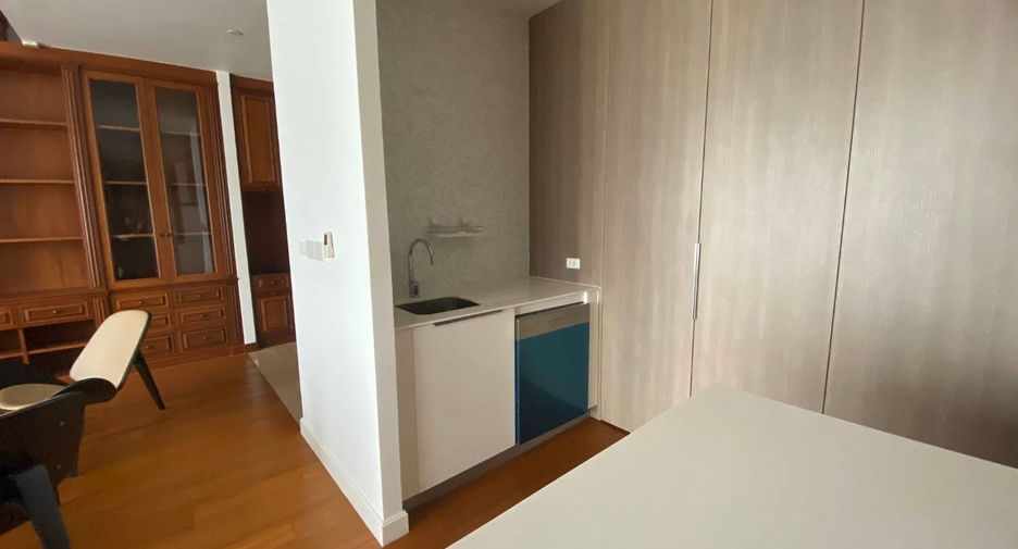 For rent 3 bedrooms apartment in Pathum Wan, Bangkok