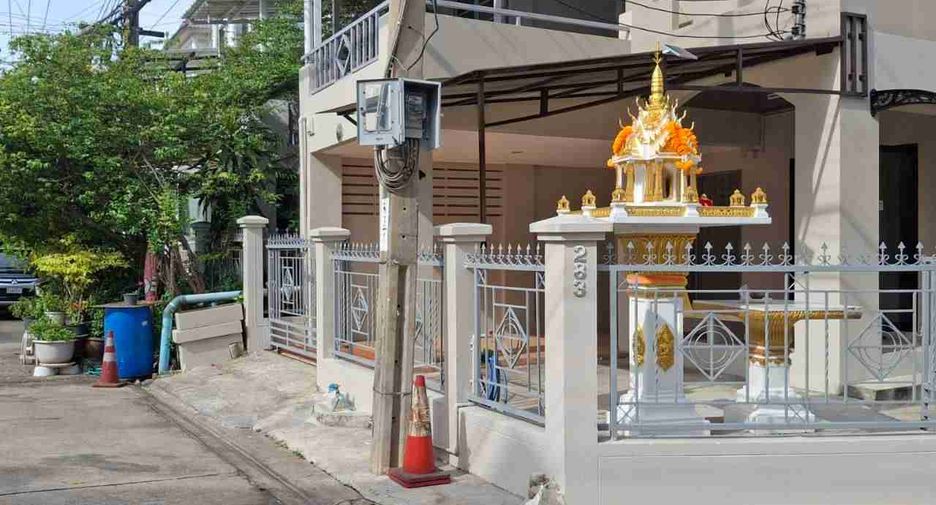For rent 4 bedrooms townhouse in Wang Thonglang, Bangkok