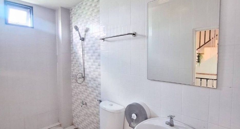 For sale 2 bedrooms retail Space in Sam Phran, Nakhon Pathom