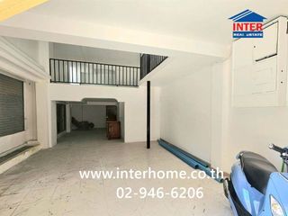 For sale retail Space in Pom Prap Sattru Phai, Bangkok