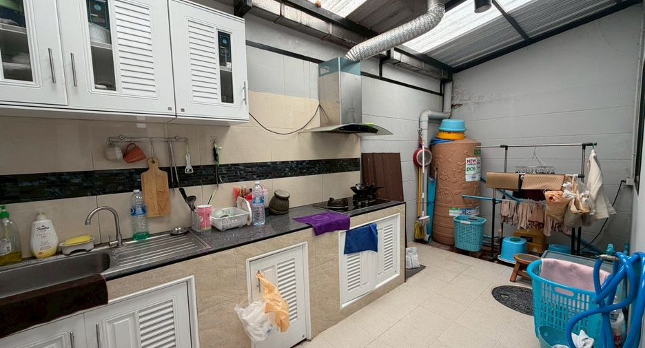 For sale 4 bedrooms townhouse in Mueang Samut Sakhon, Samut Sakhon