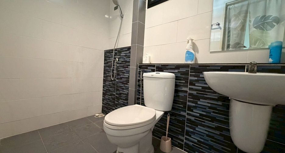 For sale 4 bedrooms townhouse in Mueang Samut Sakhon, Samut Sakhon