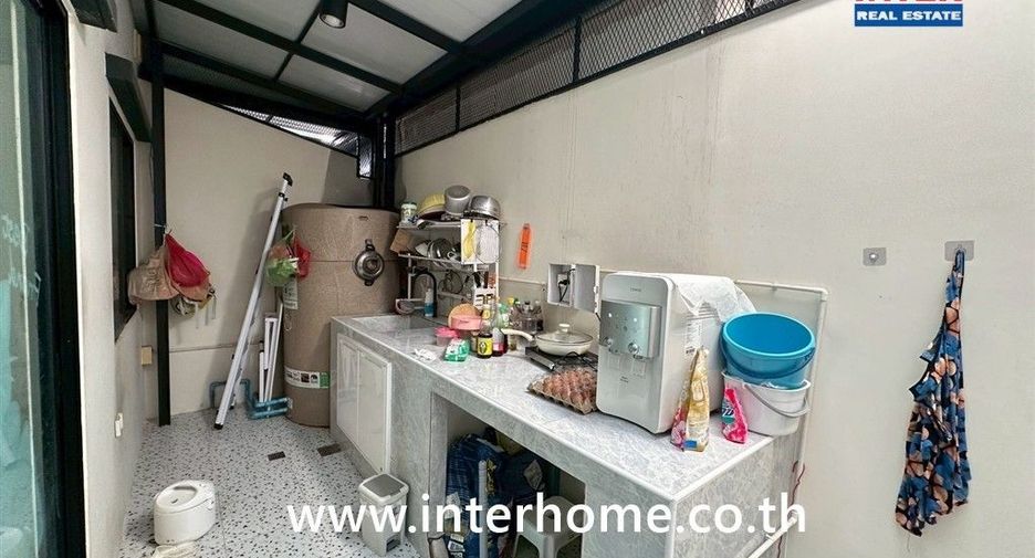 Casa adosada en venta de 4 habitaciones en Lam Luk Ka, Pathum Thani