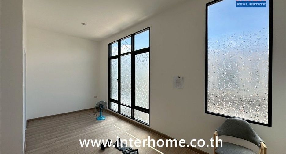 Casa adosada en venta de 4 habitaciones en Lam Luk Ka, Pathum Thani