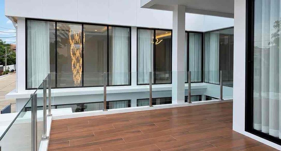 À vendre et à louer 5 chambres villa à Bang Lamung, Chonburi