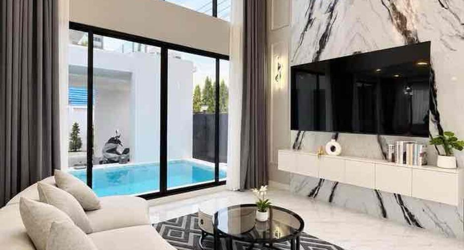 À vendre et à louer 5 chambres villa à Bang Lamung, Chonburi