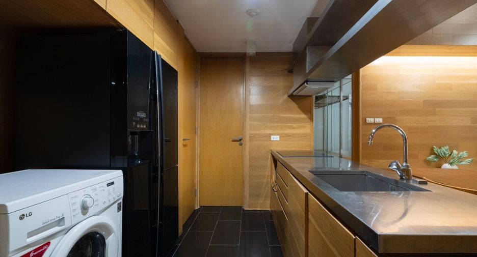For rent 3 bedrooms apartment in Watthana, Bangkok