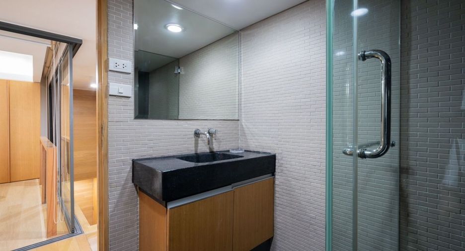 For rent 3 bedrooms apartment in Watthana, Bangkok
