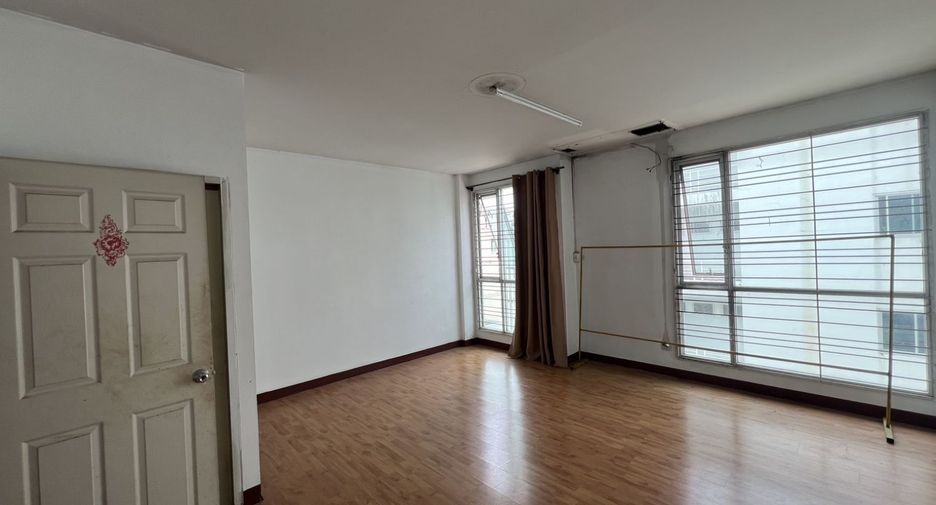 For sale 4 bedrooms townhouse in Lat Krabang, Bangkok