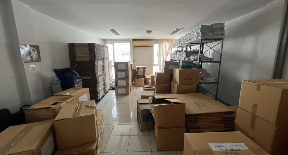 For sale 4 bedrooms townhouse in Lat Krabang, Bangkok