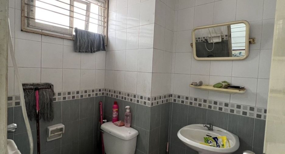 For sale 4 bedrooms townhouse in Lat Krabang, Bangkok
