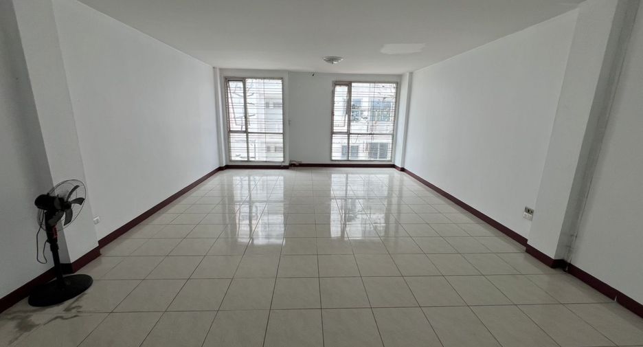 For sale 4 bedrooms townhouse in Lat Krabang, Bangkok