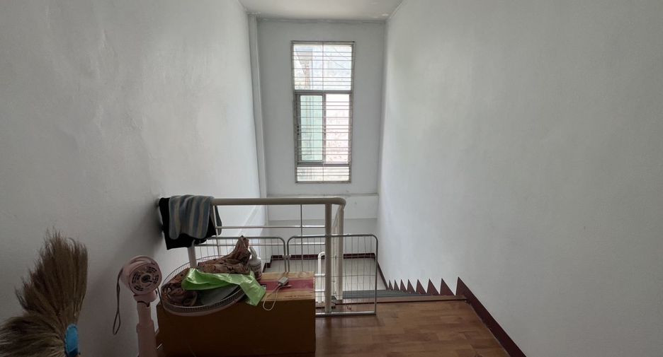 For sale 4 bedrooms townhouse in Lat Krabang, Bangkok
