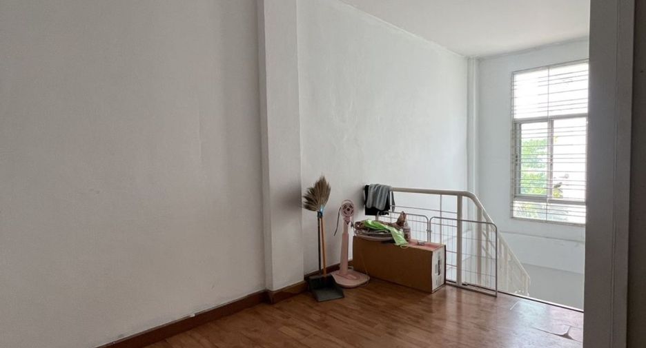 For sale 4 bedrooms townhouse in Lat Krabang, Bangkok