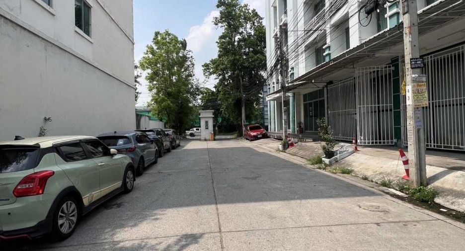 For sale 4 bedrooms townhouse in Lat Krabang, Bangkok