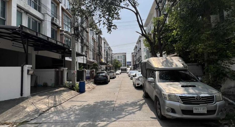 For sale 4 bedrooms townhouse in Lat Krabang, Bangkok