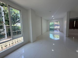 Casa adosada en venta de 4 habitaciones en Bang Khun Thian, Bangkok