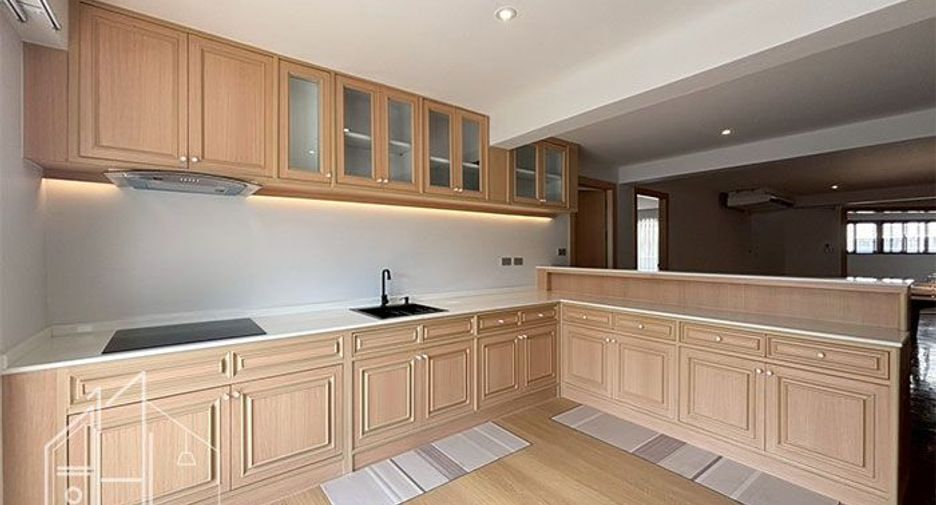 For rent 3 bedrooms condo in Khlong Toei, Bangkok