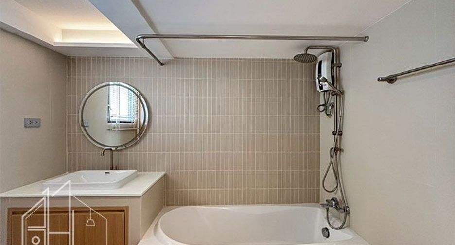 For rent 3 bedrooms condo in Khlong Toei, Bangkok