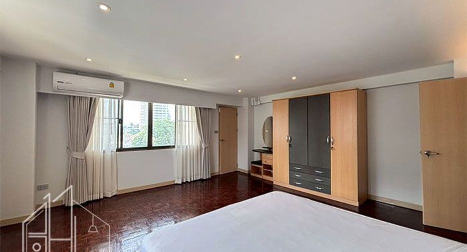 For rent 3 bedrooms condo in Khlong Toei, Bangkok