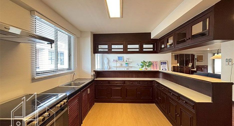 For rent 3 bedrooms condo in Khlong Toei, Bangkok