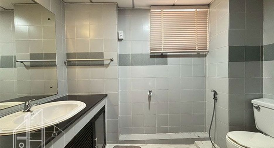 For rent 2 bedrooms condo in Khlong Toei, Bangkok