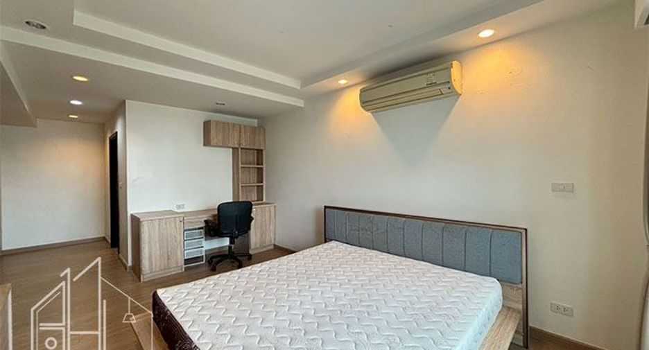 For rent 3 bedrooms condo in Watthana, Bangkok