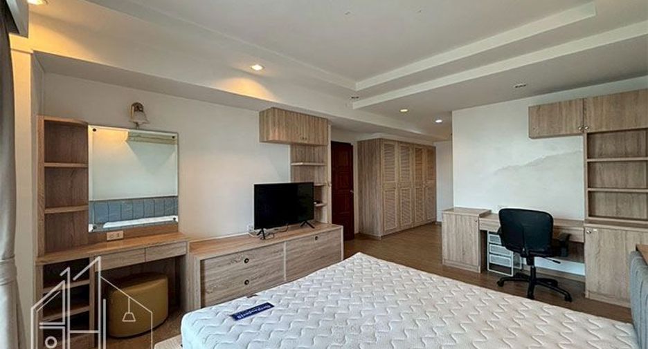 For rent 3 bedrooms condo in Watthana, Bangkok