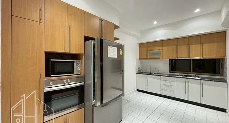 Condo en alquiler de 3 habitaciones en Watthana, Bangkok