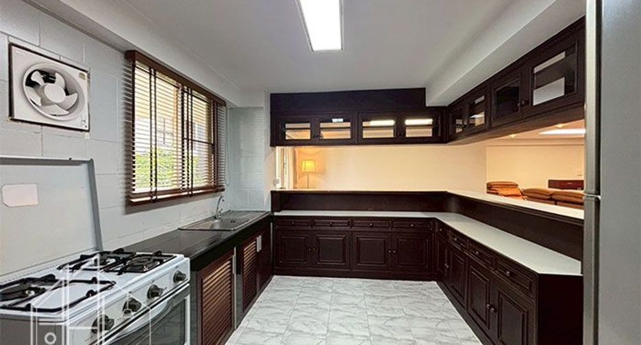 For rent 3 bedrooms apartment in Khlong Toei, Bangkok