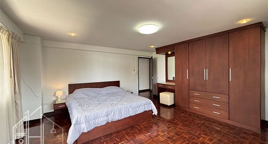 For rent 3 bedrooms apartment in Khlong Toei, Bangkok