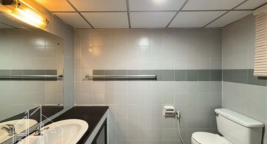 For rent 3 bedrooms apartment in Khlong Toei, Bangkok