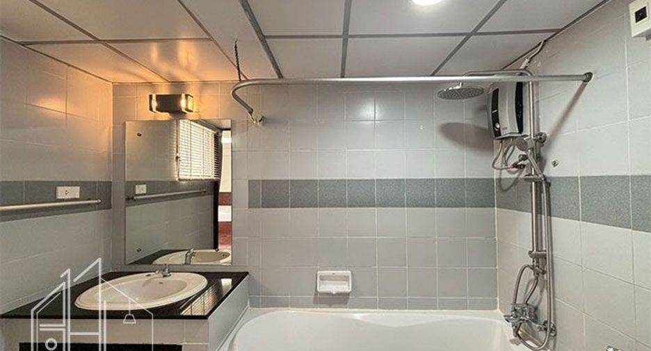 For rent 3 bedrooms apartment in Khlong Toei, Bangkok