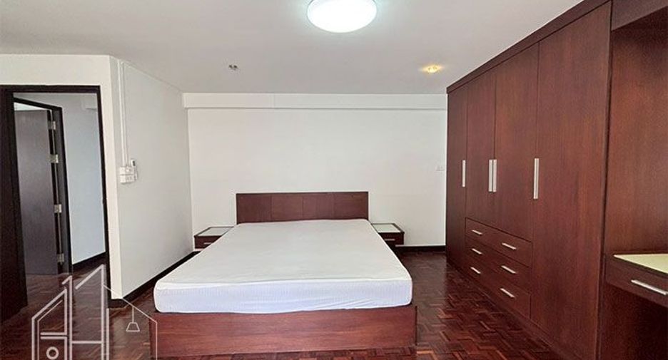 For rent 3 bedrooms apartment in Khlong Toei, Bangkok
