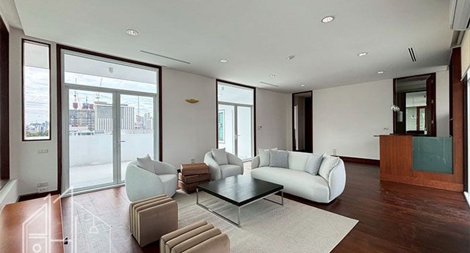 For rent 4 bedrooms condo in Watthana, Bangkok