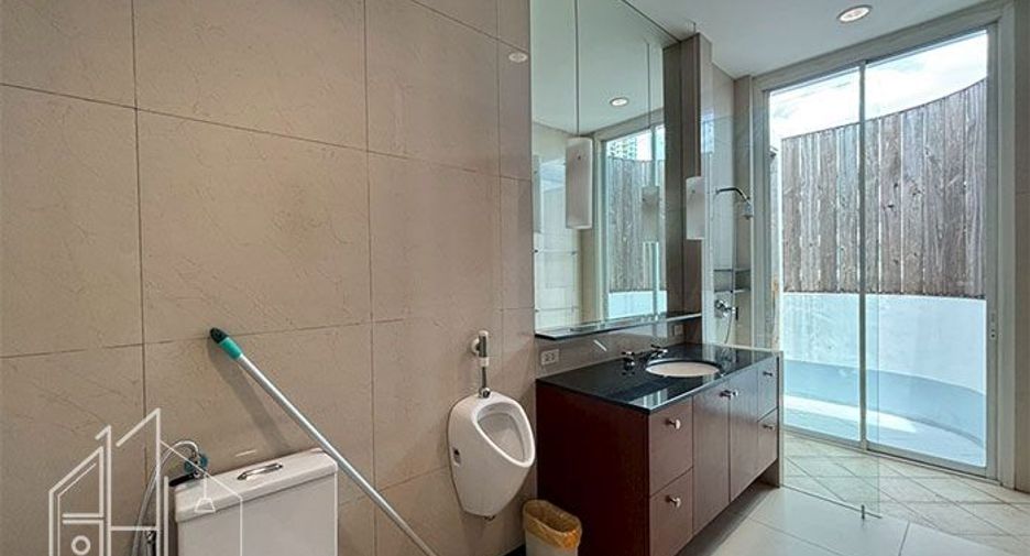 For rent 4 bedrooms condo in Watthana, Bangkok