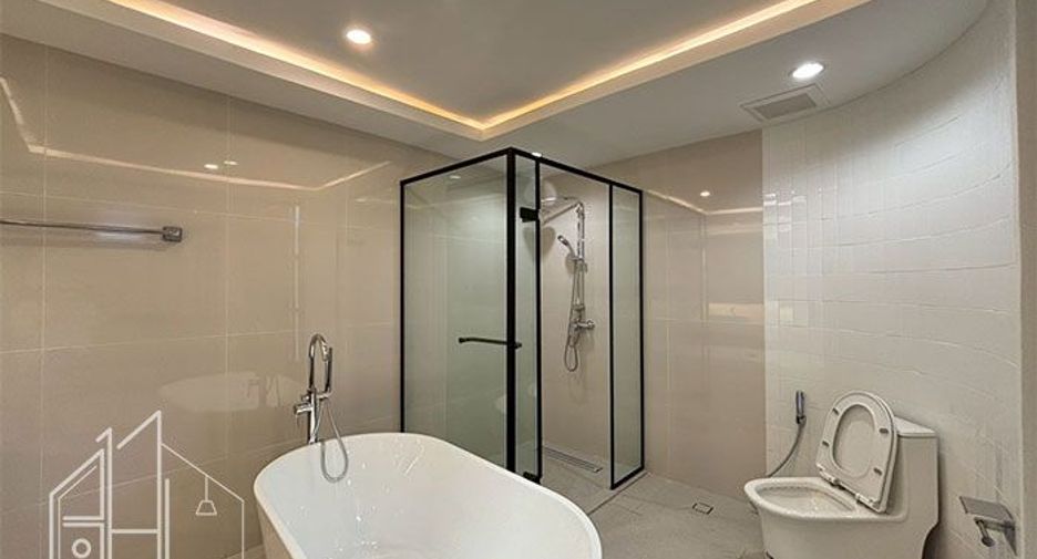 For rent 4 bedrooms condo in Watthana, Bangkok