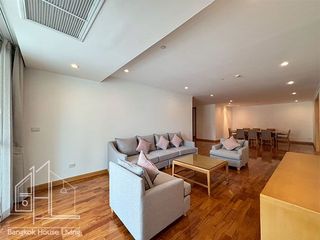 For rent 3 bedrooms apartment in Khlong Toei, Bangkok