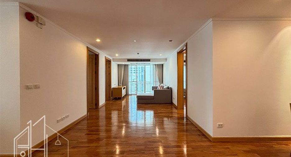 For rent 3 bedrooms apartment in Khlong Toei, Bangkok