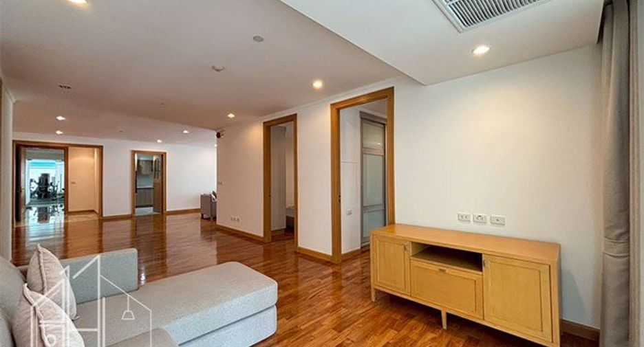 For rent 3 bedrooms apartment in Khlong Toei, Bangkok